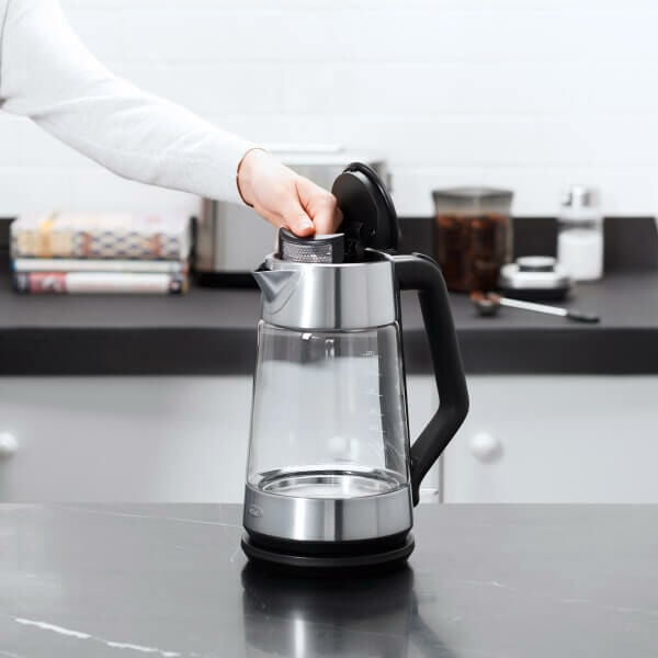cordless-glass-electric-kettle-c6 lifestyle5.jpg
