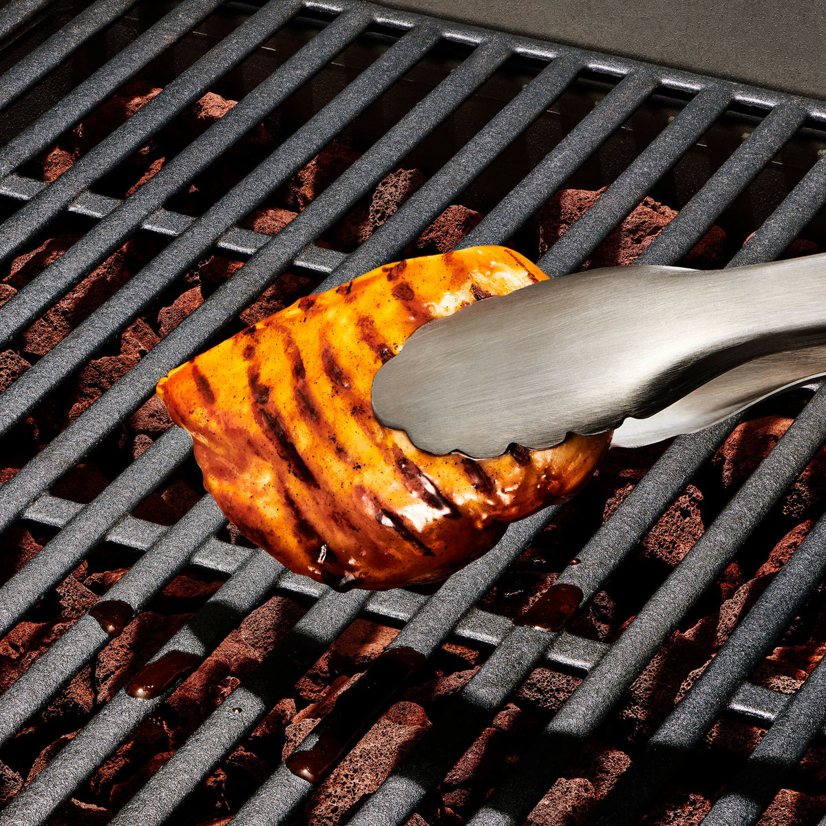grilling-tongs-with-built-in-bottle-opener-y1 gg_11309000_052020_16_rgb_1_.jpg