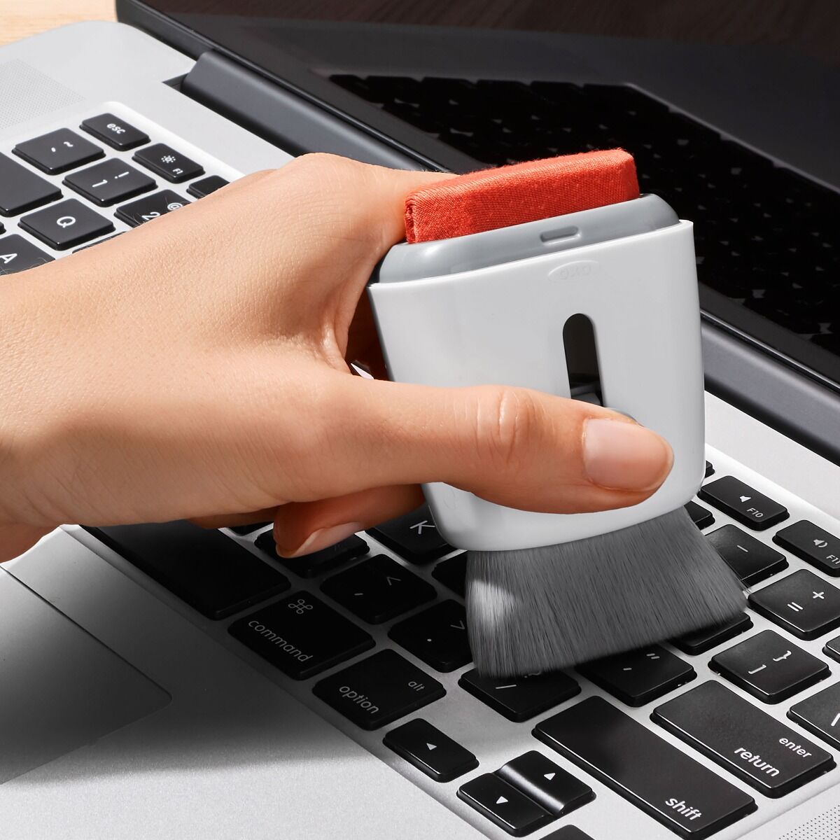 sweep-and-swipe-laptop-cleaner-x9 gg_12246100_9c.jpg
