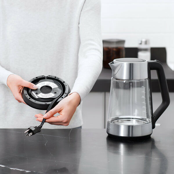 cordless-glass-electric-kettle-c6 lifestyle3.jpg