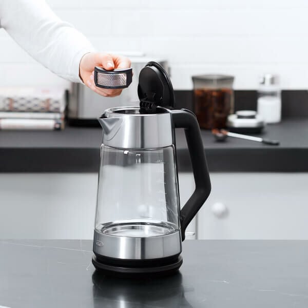 cordless-glass-electric-kettle-c6 lifestyle4.jpg