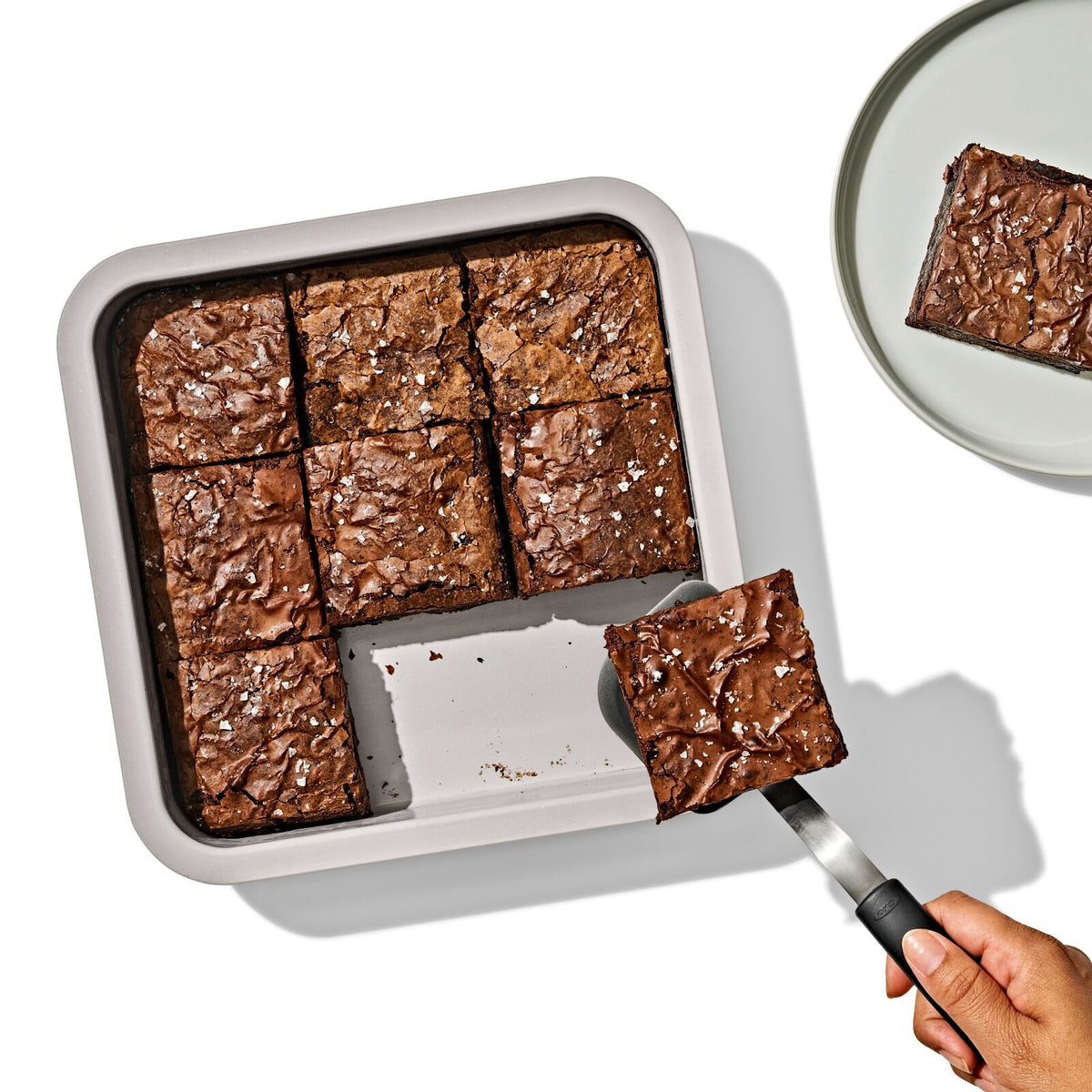non-stick-pro-ceramic-coated-metal-bakeware-9-square-cake-pan-e0 oxo_9in-square-cake-pan_pdp_03.jpg