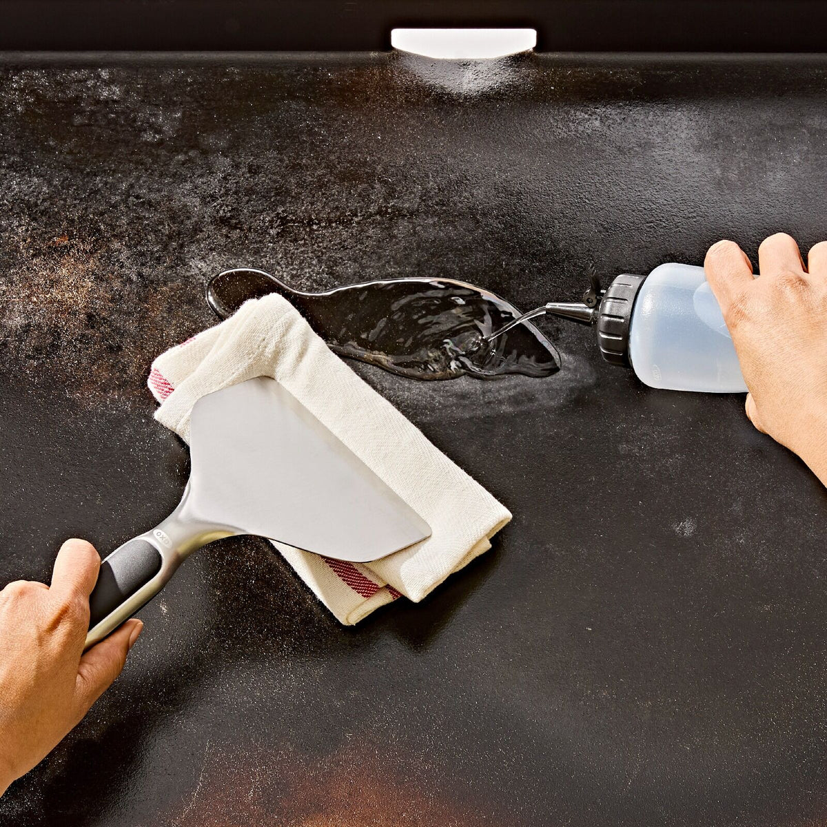 griddle-scraper-t2 oxo_griddle-scraper_pdp_01.jpeg