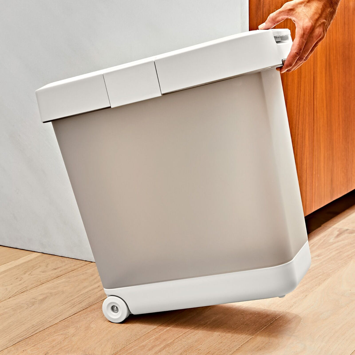 oxo-pet-airtight-food-container-with-scoop-large-g7 pet_7301500_airtight-food-container-large_pdp_05.jpeg