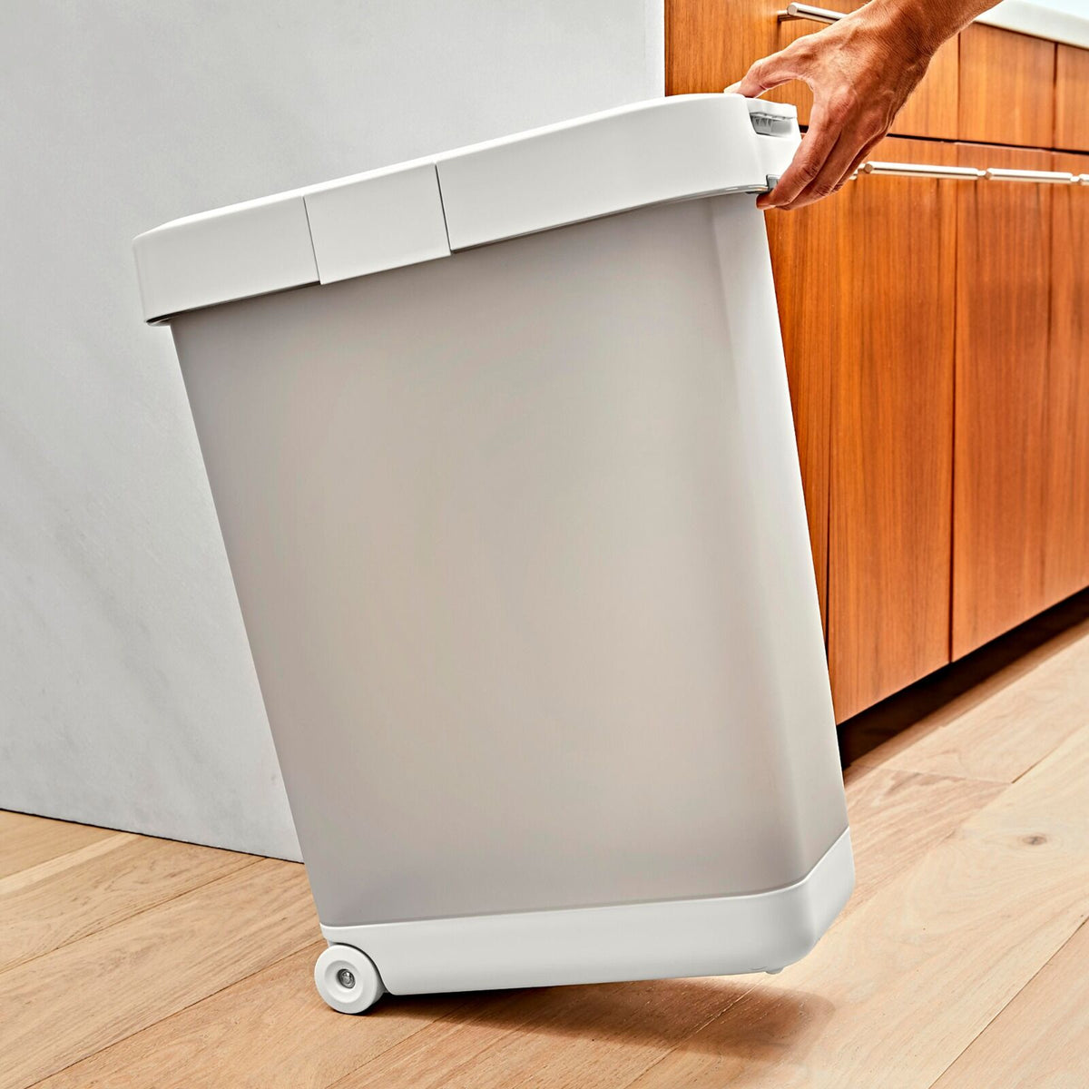 oxo-pet-airtight-food-container-with-scoop-extra-large-c8 pet_7301600_airtight-food-container-extra-large_pdp_05.jpeg